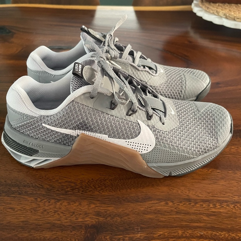 Men’s size 8 Nike Metcon shoes